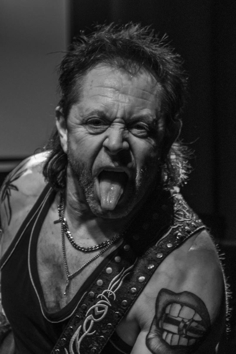 Dan, guitariste de Hygiaphone fais une grimace vers l'appareil photo.