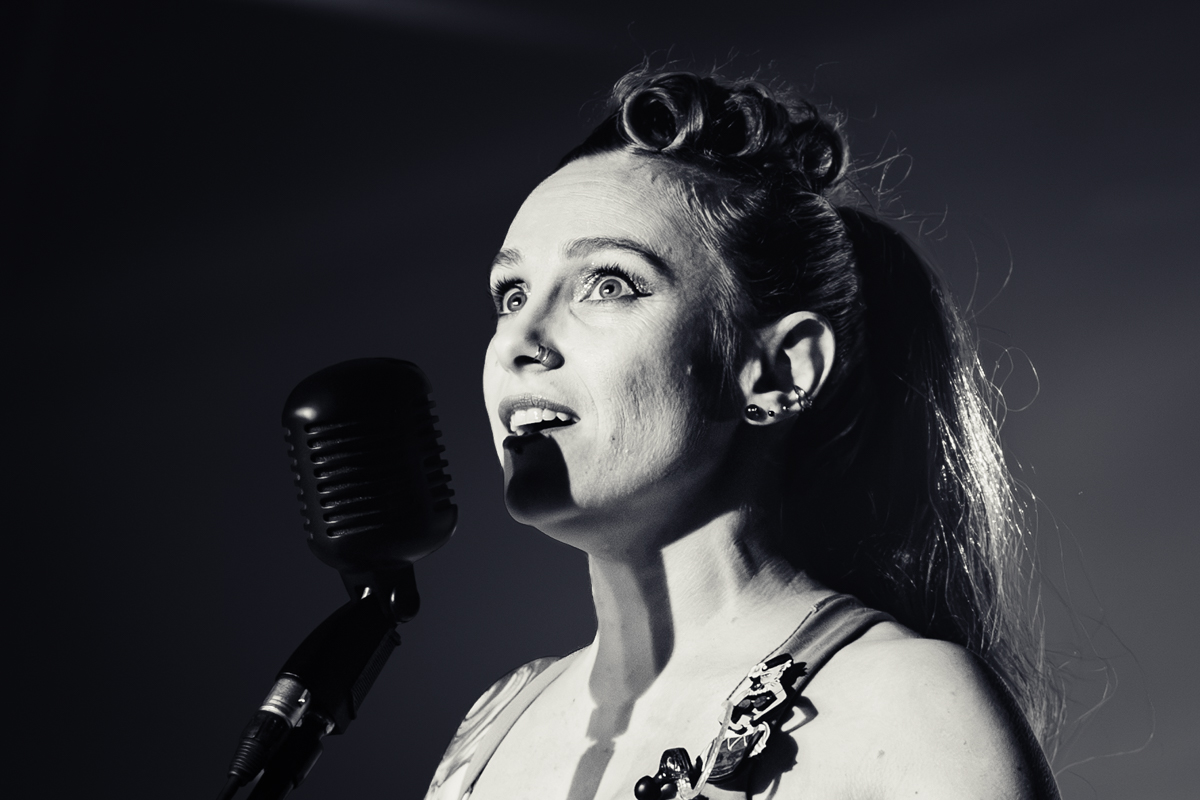 Astrid chanteuse de Nancy Rose & Pitt Jam